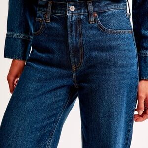 New with tags
Abercrombie High Rise Loose Jeans size 29 regular